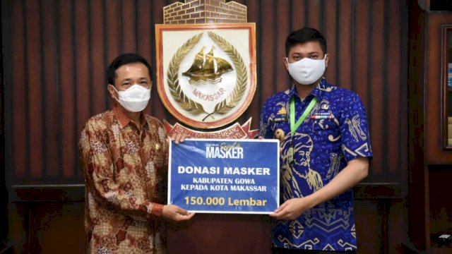 Bupati Kabupaten Gowa, Adnan Purichta Ichsan menyerahkan bantuan 150 ribu masker secara simbolis kepada Pj Wali Kota Makassar, Prof Rudy Djamaluddin, Jumat (10/7/2020). (ist) 