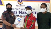NasDem Makassar Bagikan APD ke RT/RW