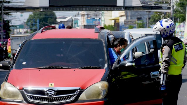 Aparat Kepolisian melakukan pemeriksaan kendaraan yang melitas di perbatasan Gowa-Makassar, belum lama ini. 
