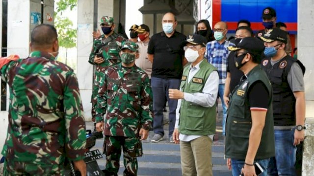 Pj Wali Kota Makassar, Prof Rudy Djamaluddin memantau Pembatasan wilayah, Jl Sultan Alauddin Makassar, Minggu (12/7/2020). (ist) 
