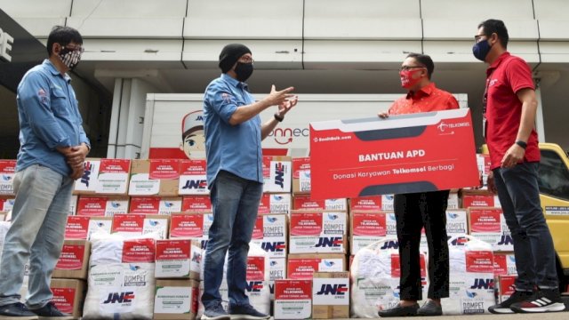 Manager CSR Program Support Management Telkomsel, Yanto Santoso bersama VP Corporate Communications, Denny Abidin menyerahkan donasi secara simbolis kepada CEO BenihBaik, Andy F Noya, di Jakarta, Kamis (16/7/2020).