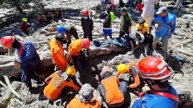 Tim SAR melakukan pencarian jenazah korban banjir bandang di Luwu Utara. (SAR Unhas) 