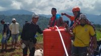 Relawan Lutim Siapkan Air Bersih Untuk Pengungsi Banjir Bandang di Luwu Utara
