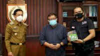 Satgas Covid Unhas Serahkan 5.000 Botol Minyak Kayu ke Pemkot