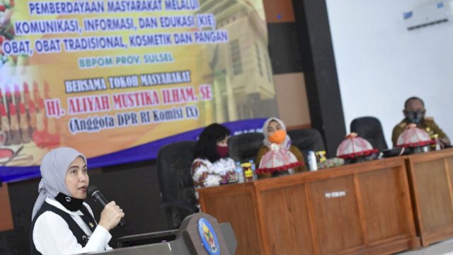 Anggota DPR RI, Aliyah Mustika Ilham melakukan sosialisasi Pemberdayaan Masyarakat melalui Komunikasi, Informasi, dan Edukasi (KIE) terkait obat-obatan tradisional, kosmetik, dan pangan, di Kabupaten Jeneponto, Selasa (28/7/2020).