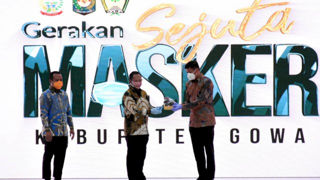 Menteri Dalam Negeri, Tito Karnavian didampingi Bupati Gowa, Adnan Purichta Ichsan melaunching "Gerakan Sejuta Masker", di Gedung Haji Bate, Kabupaten Gowa, Rabu (8/7/2020)