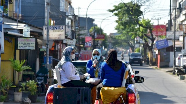 Ketua Tim Penggerak PKK Provinsi Sulawesi Selatan (Sulsel), Lies F Nurdin menaiki mobil pick-up berkeliling Kota Makassar untuk terus mengsosialisasikan pentingnya penerapan protokol kesehatan ke tengah masyarakat, Sabtu (25/7/2020).