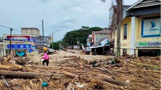 Banjir bandang yang terjadi di Kabupaten Luwu Utara pada Senin (13/7/2020) lalu. (int)