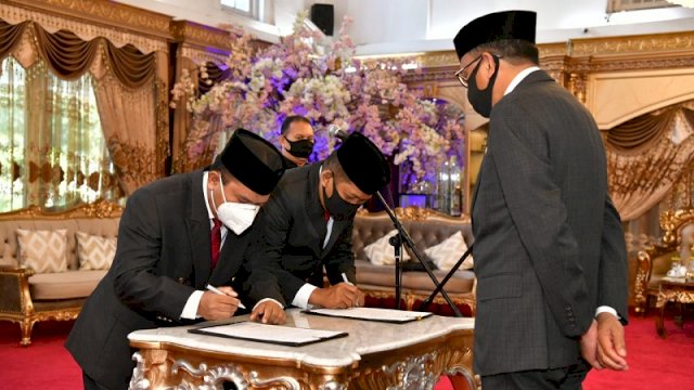 Gubernur Sulawesi Selatan Nurdin Abdullah melantik dua pejabat di Gubernuran, Jumat (24/7).