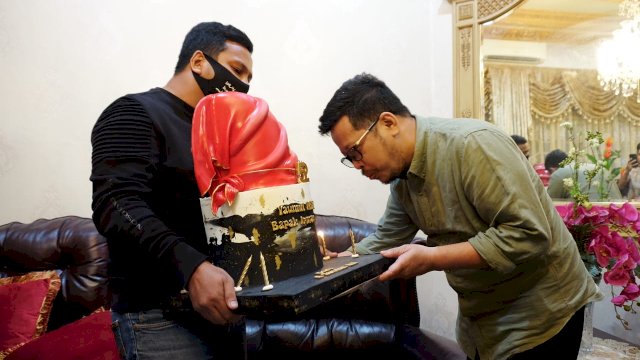 Kue Ulang Tahun Bermodel Patonro, Jadi Hadiah Andi Zunnun untuk None