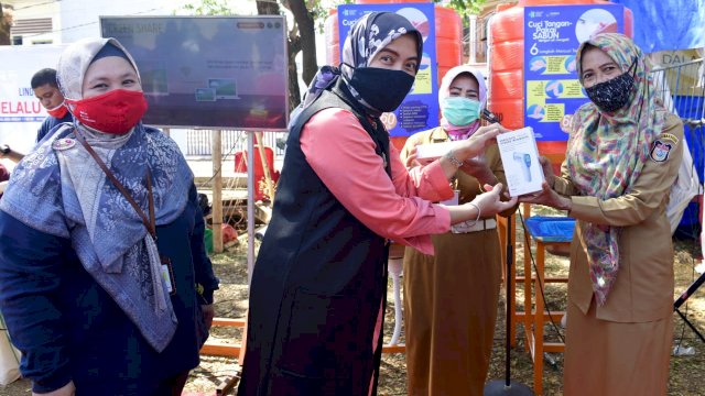 Anggota Komisi IX DPR RI, Aliyah Muastika Ilham serahkan alat cuci tangan dan thermogun, Selasa (25/8/2020).