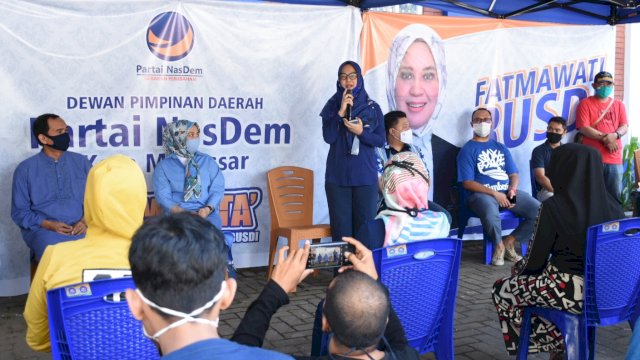 Ketua NasDem Makassar, Andi Rachmatika Dewi memberikan sambutan disela pembagian daging qurban, di Kantor NasDem Makassar, Jl AP Pettarani, Sabtu (1/8/2020).