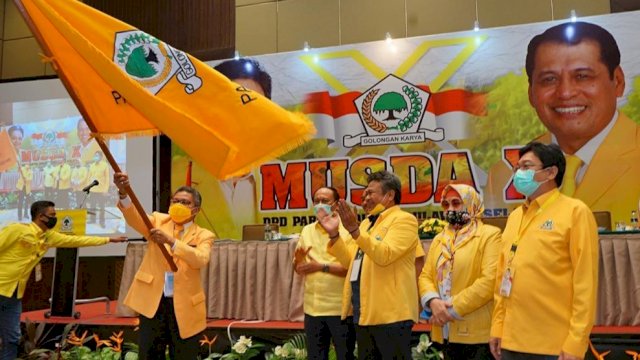 Ketua DPD II Golkar Sulsel, Taufan Pawe kibarkan bendera Partai Golkar usai terpilih sebagai Ketua DPD 1 Golkar Sulsel periode 2020-2025, Sabtu (8/8/2020).