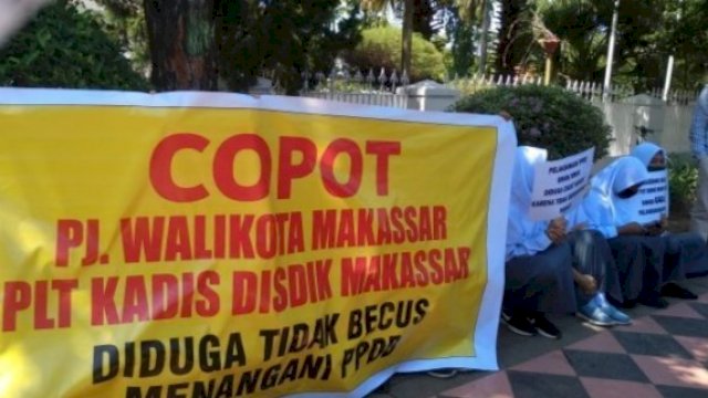 Sejumlah siswa melakukan aksi di depan Rumah Jabatan Gubernur Sulsel, Jl Jendral Sudirman, belum lama ini. 