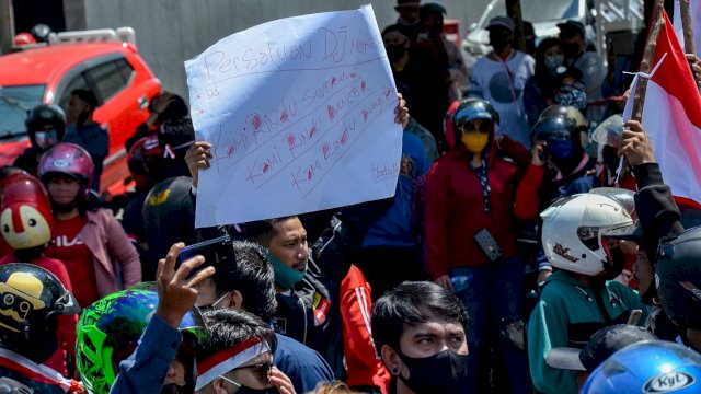 Asosiasi Usaha Hiburan Malam (AUHM) melakukan aksi unjuk rasa di depan Kantor Balaikota Makassar, Kamis (13/8/2020).