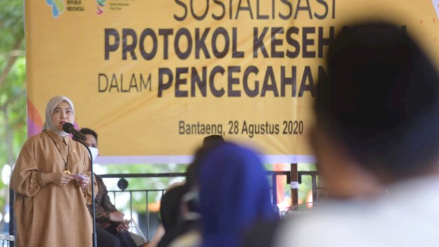 Anggota DPR RI, Aliyah Mustika Ilham sosialisasi protokol kesehatan dalam pandemi Covid19, di Pantai Seruni Bantaeng, Jumat (28/8/2020).