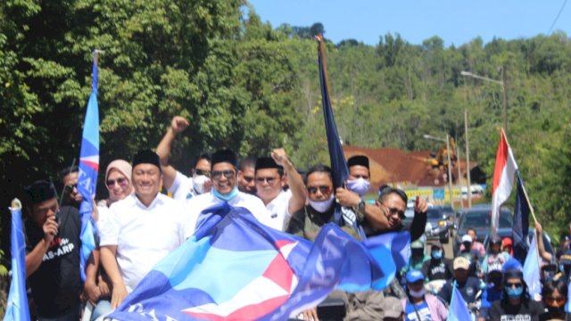 Ribuan masyarakat hadiri Pengukuhan Tim Pemenangan Kecamatan bakal Calon Bupati dan Wakil Bupati Luwu Timur, Irwan Bahry Syam-Andi Muhammad Rio Patiwiri (Ibas-Rio) di Desa Sorowako, Kecamatan Nuha, Sabtu (29/08/2020). 