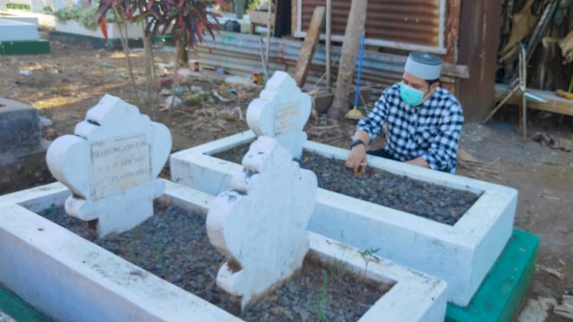 Bakal Calon Wali Kota Makassar, Syamsu Rizal (Deng Ical) bersihkan kubur ayahnya, di Pekuburan Permas, Kabupaten Gowa, Senin (31/8/2020).