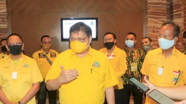 Ketua Umum DPP Partai Golkar Airlangga Hartarto kepada wartawan usai membuka acara Bimbingan Teknis Pendidikan Politik Partai Golkar Sosialisasi Peraturan Perundang-undangan dalam rangka Pilkada Serentak 2020 di Jakarta, Minggu (30-8-2020). ANTARA/HO-DPP Golkar