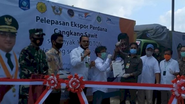 Menteri Pertanian Republik Indonesia, Syahrul Yasin Limpo melepas ekspor perdana 10 ton cangkang kelapa sawit petani Bangka, Provinsi Kepulauan Bangka Belitung ke Jepang di Bangka, Sabtu (Aprionis)