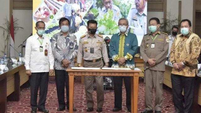 Menteri Pertanian Syahrul Yasin Limpo (tengah) dalam penandatanganan kerja sama dengan enam universitas di Kantor Pusat Kementan, Jakarta, Selasa (4/8/2020). (Kementerian Pertanian)