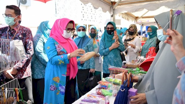 Ketua Tim Penggerak PKK Sulsel Liestiaty F Nurdin membuka pasar murah di Kantor PKK Sulsel, Jalan Mesjid Raya, Rabu (26/8). Pasar murah ini bekerja sama dengan Dinas Perdagangan Sulsel. ()