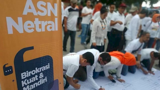 Sejumlah Aparatur Sipil Negara (ASN) menandatangani spanduk saat Kampanye Publik dan Deklarasi Netralitas ASN dalam menghadapi Pilkada serentak, 23 September 2020, pada hari bebas kendaraan di jalan Boulevard, Makassar, Sulawesi Selatan, Minggu (8/3/2020). ANTARA/Darwin Fatir/aa.