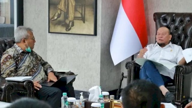 Ketua DPD RI La Nyalla Mahmud Mattaliti bersama Ketua KPU RI Arief Budiman dan Ketua Bawaslu RI Abhan untuk membicarakan aspirasi daerah terkait pelaksanaan tahapan Pilkada serentak 2020 di Jakarta, Senin (14/9/2020). (ANTARA/ HO)