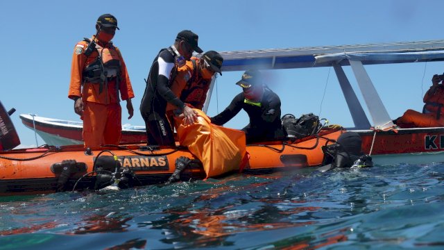 Tim SAR Makassar lakukan pencarian penumpang KM Tuna Sejati 01 yang tenggelam di perairan Selayar, Rabu (10/9/2020).