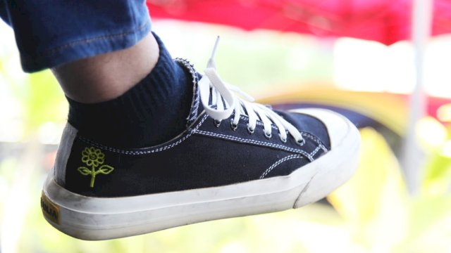 Dokter Fadli Ananda perlihatkan Sepatu Kanja yang merupakan produk daerah Kota Makassar.