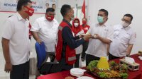 HUT PMI, Deng Ical Persembahkan Potongan Kue untuk Relawan