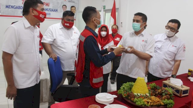 Ketua PMI Makassar, Syamsu Rizal (Deng Ical) menyerahkan potongan kue kepada Rahmat Widodo di perayaan Hut ke-75 PMI, Kamis (17/9/2020).