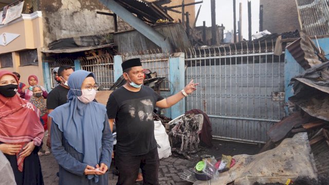 Istri bakal calon Wali Kota Makassar Munafri Arifuddin, Melinda Aksa didampingi Legislator PPP Makassar, Fasruddin Rusli meninjau lokasi Kebakaran, di Maccini Sawah, Kamis (17/9/2020).