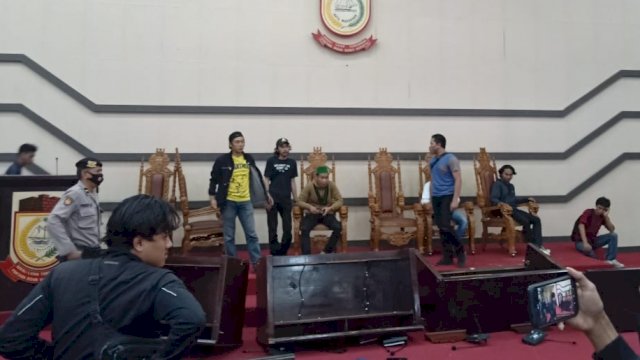 Himpunan Mahasiswa Islam (HMI) Koordinator Komisariat (Korkom) Tamalate melakukan aksi, di Kantor DPRD Kota Makassar, Selasa (1/9/2020).