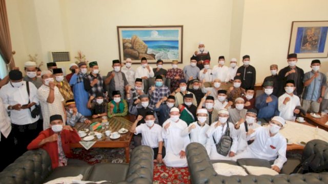 Pasangan calon Wali Kota dan Wakil Wali Kota Makassar, Munafri Arifuddin-Rahman Bando (Appi-Rahman) kumpul bersama 50 ustadz, di kediamannya, Jl Chairil Anwar, Selasa (15/9/2020).