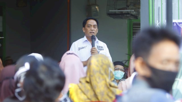 Calon Wakil Walikota Makassar, Rahman Bando menyapa warga Kompleks Unhas Baraya, Selasa (15/9/2020).