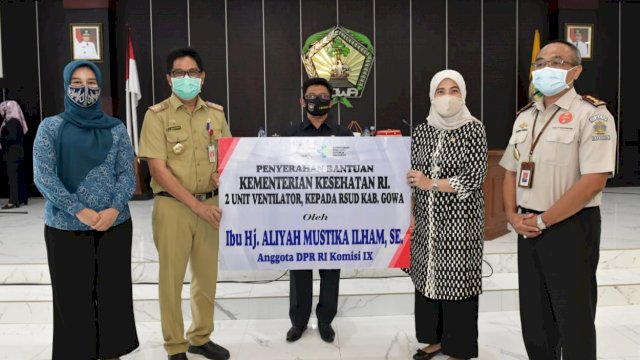 Anggota DPR RI, Aliyah Mustika Ilham menyerahkan bantuan kemanusiaan untuk Nakes dan Non Nakes kepada Ketua PKK Kabupaten Gowa, Priska Paramita Adnan, di Baruga Tinggi Mae, Senin (21/9/2020).