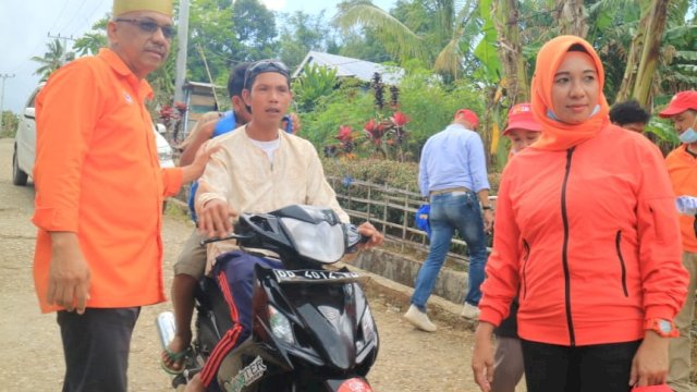 Pasangan calon Bupati dan Wakil Bupati Pangkep, Andi Nirawati-Lutfi Hanafi (Anir-Lutfi) menyapa warga, Rabu (23/9/2020).