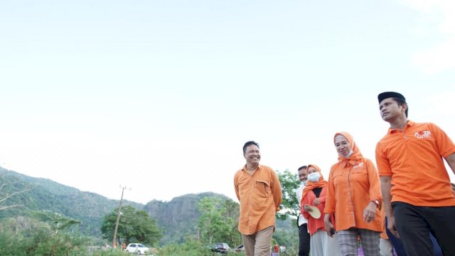 Pasangan Andi Nirawati-Lutfi Hanafi (Anir-Lutfi) bersama parpol pengusung meninjau kelompok tani Minasatene, Pangkep. 