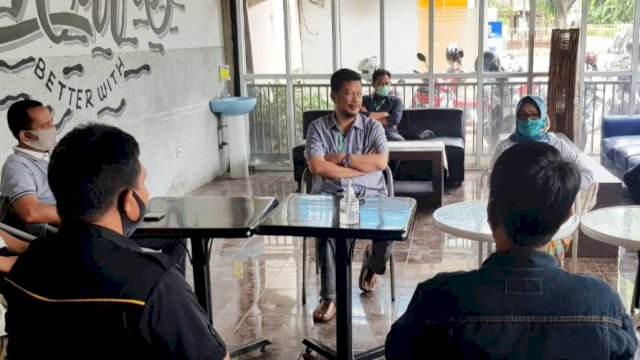 Calon Wali Kota Makassar, Irman Yasin Limpo (None) ngopi bersama para Ketua RT/RW, di Cafe Paramount, Perintis Kemerdekaan, Selasa (29/9/2020).