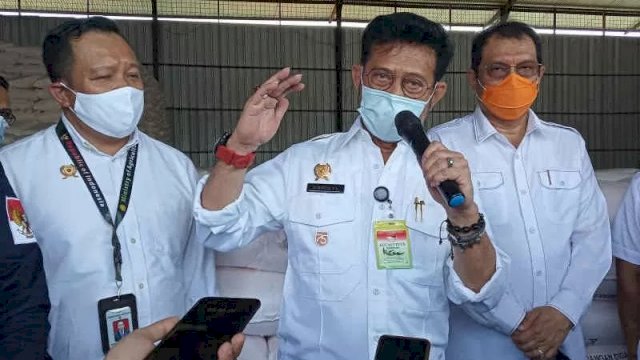 Menteri Pertanian (Mentan) Syahrul Yasin Limpo (tengah) saat meninjau dua gudang pupuk di Kabupaten Indramayu. ANTARA/Khaerul Izan.