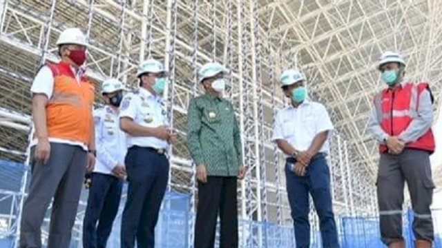 Gubernur Sulsel Nurdin Abdullah meninjauan pembangunan terminal baru Bandara Internasional Sultan Hasanuddin Makassar. ()