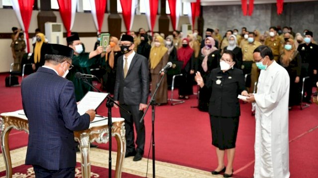 Gubernur Sulawesi Selatan Nurdin Abdullah melantik dua pejabat Eselon II hasil lelang jabatan tinggi pratama, bersama pejabat Eselon III dan IV di Ruang Pola Kantor Gubernur Sulsel, Selasa (1/9/2020). ()