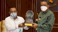 Gubernur Sulsel Terima Piala Paritrana dari BPJS Ketenagakerjaan