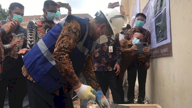 Gubernur Sulsel Nurdin Abdullah melakukan peletakan batu pertama pembangunan Asrama Putri Sulawesi Selatan "Anging Mammiri" di Kota Yogyakarta, Rabu, 2 September 2020. ()
