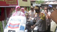 Kunjungi Wajo, Kapolda Sulsel Berikan Seragam Polwan kepada Bocah Penderita Kunker
