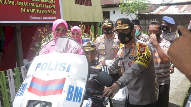 Kapolda Sulawesi Selatan Irjen Pol Merdisyam dan Ketua PD Bhayangkari Sulsel Ny Shanty mengunjungi bocah penderita kanker di Wajo.