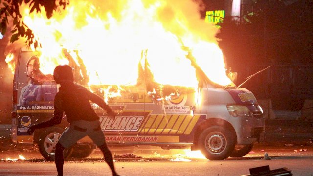 Mobil ambulans milik Partai NasDem Makassar dibakar pengunjuk rasa, Kamis (22/10/2020) malam.