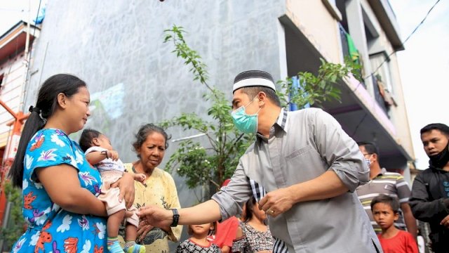 Calon Wali Kota Makassar Dr Syamsu Rizal saat menyapa warga.