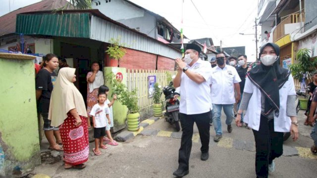 Calon Wali Kota Makassar, Munafri Arifuddin (Appi) didampingi Legislator Demokrat Makassar, Rezki melakukan kampanye dialogis. 